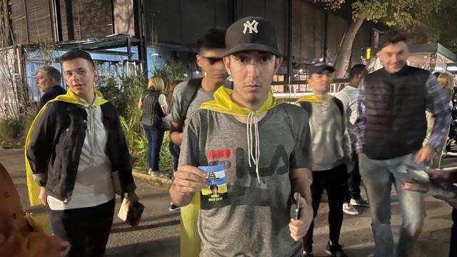 Tomas Bazan, eleitorjogar spider onlineMilei, posa para foto