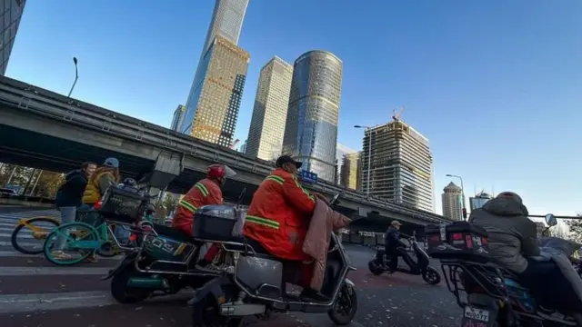 बीजिंगमध्ये गेल्या दोन दशकांमध्ये इलेक्ट्रिक वाहनांचा अवलंब करण्याचं धोरण खूपच आक्रमकपणे लागू करण्यात आलं