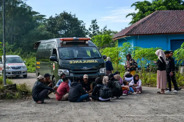 Keluarga korban ledakan pemusnahan amunisi menunggu pemulangan jenazah di RSUD Pameungpeuk, Kabupaten Garut, Jawa Barat.