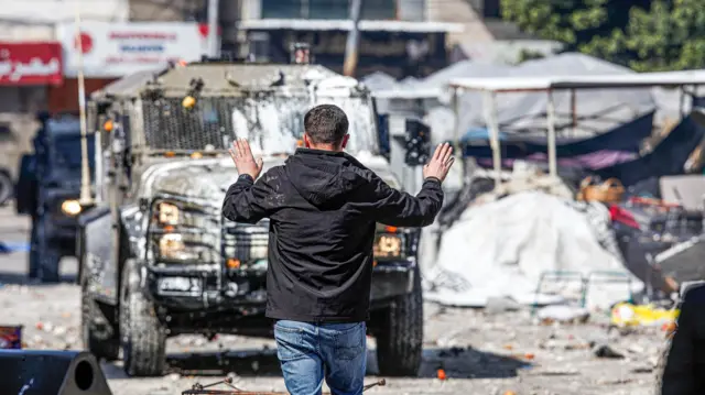 লায়ন্স ডেনের একটি ঘাঁটিতে অভিযানের পর নাবলুস শহরে ওল্ড সিটির একটি বাজারে সংঘর্ষ ছড়িয়ে পড়ে।