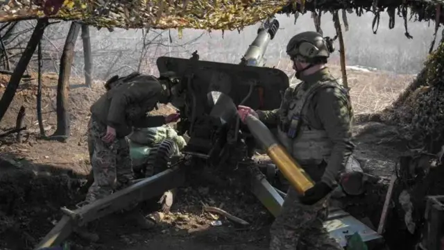 Українські військові ведуть вогонь з гаубиці на Покровському напрямку