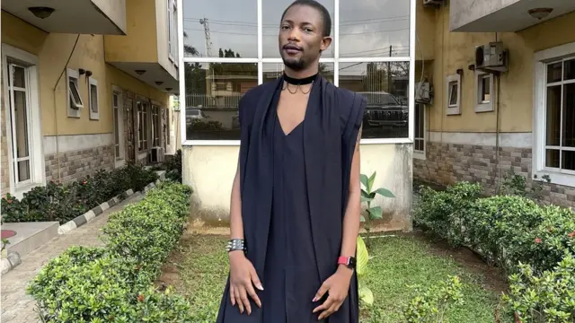 Reactions wey follow Ezra dressing