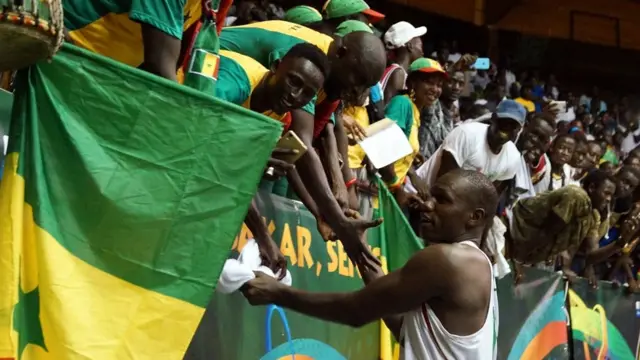 Gorgui Sy Dieng, avec les supporters lors du match contre le Mozambique à Dakar