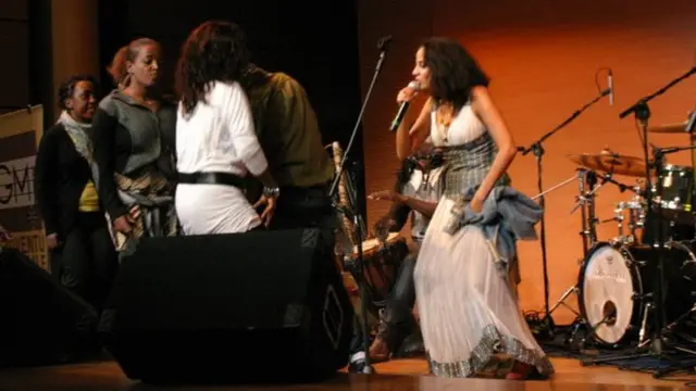 ሳባ የኢትዮጵያ የሃገር ባህል ልብስ ተውባ መድረክ ላይ ስታንጎራጉር