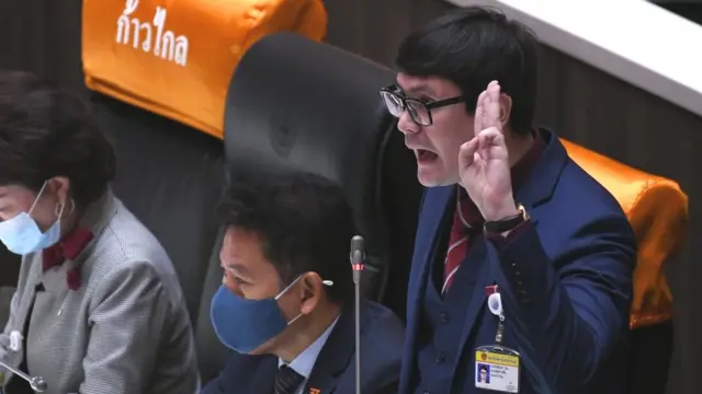 นายรังสิมันต์ชูสามนิ้ว