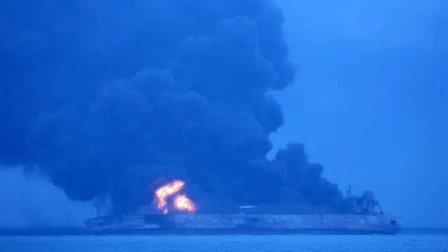 Carguero Sanchi en llamas en el mar de China Oriental