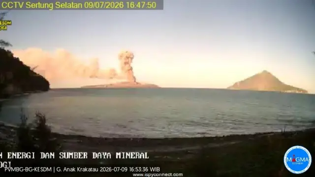 Terjadi erupsi G. Anak Krakatau pada hari Kamis, 09 Juli 2026, pukul 16:46 WIB dengan tinggi kolom abu teramati ± 400 m di atas puncak (± 557 m di atas permukaan laut). Kolom abu teramati berwarna kelabu dengan intensitas tebal ke arah utara dan barat laut. Erupsi ini terekam di seismograf dengan amplitudo maksimum 53 mm dan durasi 34 detik.