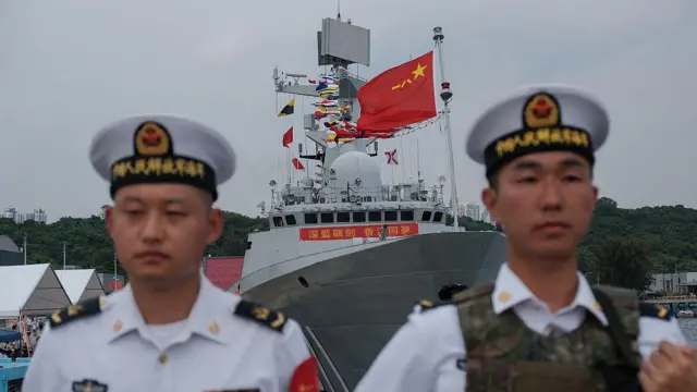 La fragata de misiles guiados de la Armada del Ejército Popular de Liberación en el marco de las celebraciones del aniversario de la entrega del territorio de Gran Bretaña a China.