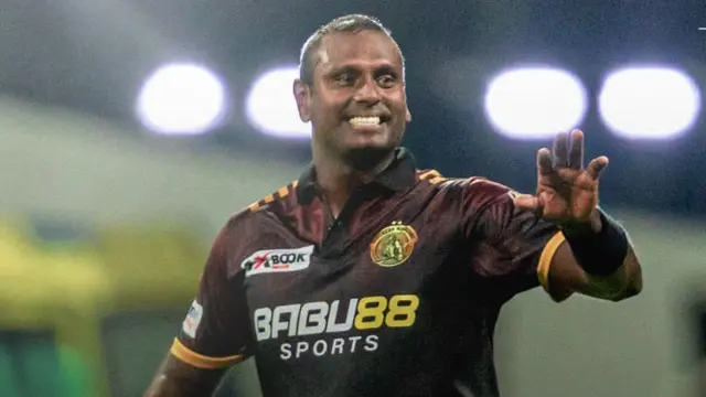 මෙවර තරගාවලියේදී කඩුලු ත්රිත්වයක් දවා ගත් පළමු පන්දු යවන්නා වන්නේ ඇන්ජලෝ මැතිව්ස්ය.