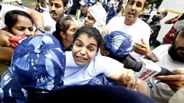 ஜந்தர் மந்தரில் போராட்டத்தில் ஈடுபட்டிருந்த வீராங்கனைகளை அப்புறப்படுத்திய காவல்துறை