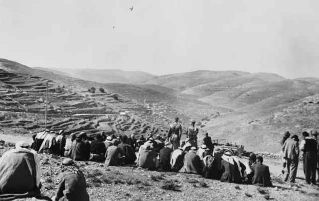 Sojojin Birtaniya tare da Falasdinawa lokacin juyin juya halin da Falasɗinawa suka yi don adawa da Ƙudirin Birtaniya a Disambar 1938 