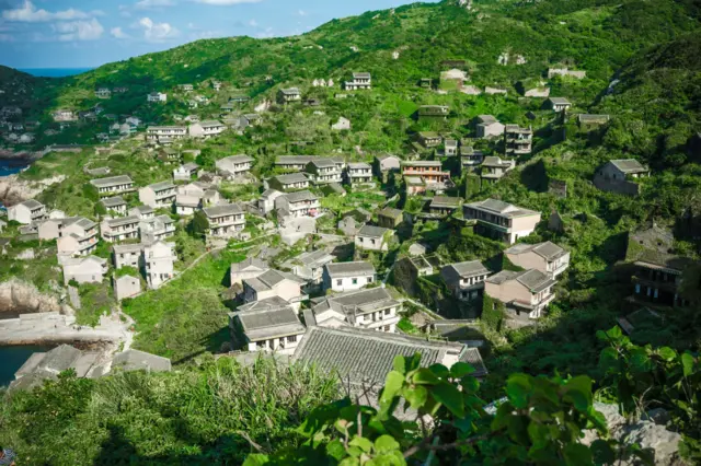 Una vista aérea de los techos de las casas de un pueblo pesquero abandonado