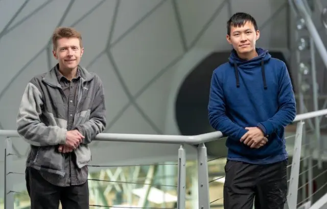 ดร. คริสโตเฟอร์ ออนเคน และแซมมวล ไหล สมาชิกทีมวิจัย