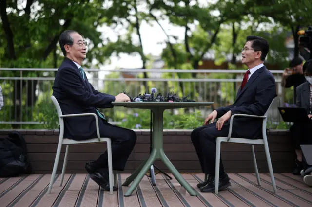 김문수 국민의힘 대통령 후보와 한덕수 무소속 대선 예비후보가 8일 서울 국회 사랑재에 위치한 커피숍에서 후보 단일화 관련 회동을 하고 있다