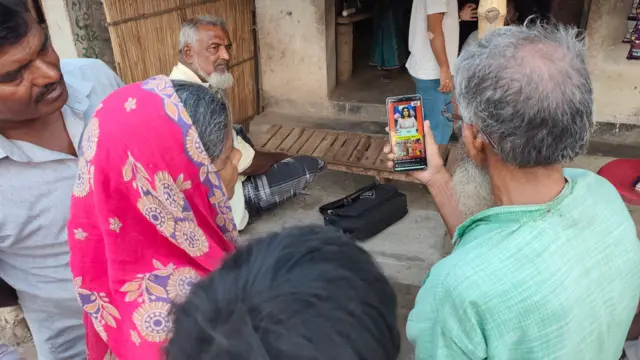 মোবাইলে এসআইআর সংক্রান্ত খবরের দিকে চোখ মানুষের