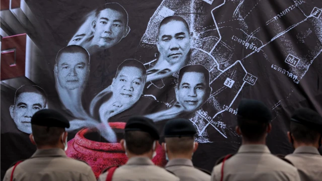 นักกิจกรรมการเมืองกลุ่ม "ประชาชนปลดแอก" จัดกิจกรรม "จับ ส.ว. ลงหม้อ" โดยได้เคลื่อนมวลชนไปยังสถานที่ตั้งของเหล่าทัพต่าง ๆ เพื่อเรียกร้องให้ ผบ. เหล่าทัพ และปลัดกระทรวงกลาโหม ในฐานะ ส.ว.โดยตำแหน่ง ลาออก