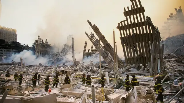 உலக வர்த்தக மையம் தகர்க்கப்பட்டது