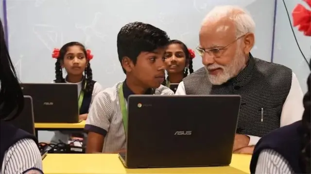 મિશન સ્કૂલ ઑફ એક્સલેન્સના એક મૉડલમાં વડા પ્રધાન મોદી વિદ્યાર્થીઓ સાથે બેઠા હતા
