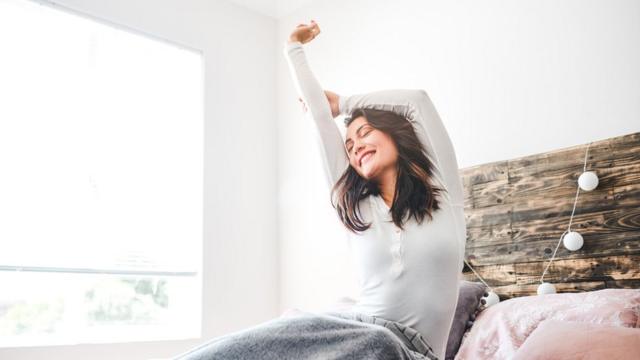 Mujer despertando tras un buen sueño