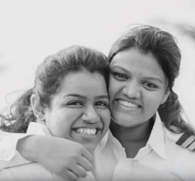 लड़कियां, उड़ान