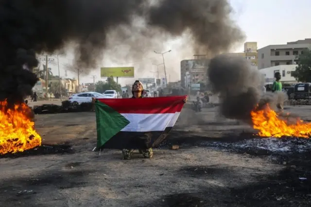 یک معترض به کودتا در خیابان‌های خارطوم