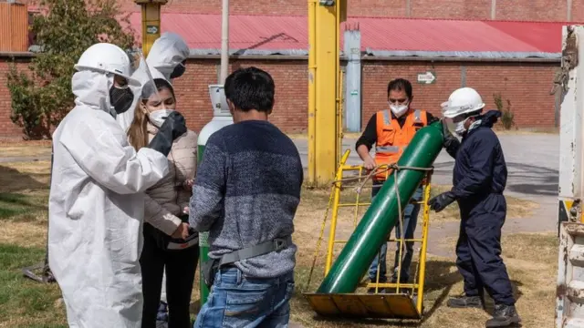 Des secouristes chargent une bouteille d'oxygène