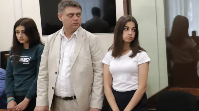 Сестры Хачатурян Ангелина (справа) и Крестина (слева), обвиняемые в соучастии в жестоком убийстве своего отца, во время рассмотрения ходатайства следствия о продлении домашнего ареста в Басманном суде.