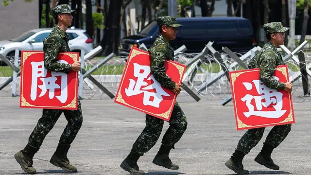 ताइवान के राष्ट्रपति विलियम लाई ने इसी साल अप्रैल में वहां के काओसिउंग सैन्य अड्डे का दौरा किया था.