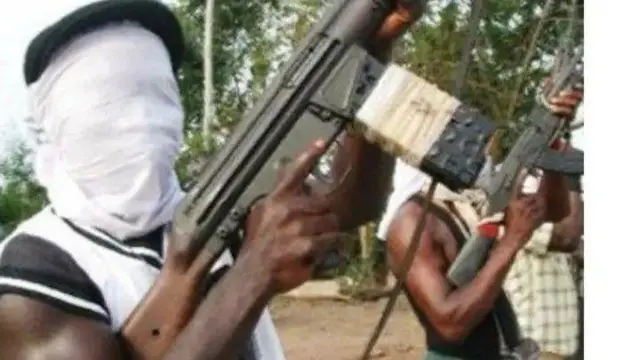Awọn agbebọm na ibọn wọn soke, wọn fi aṣọ bo oju wọn