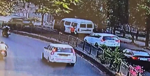 सीसीटीव्ही फुटेजमध्ये दिसतंय की, गाडीला आग लागल्यावर चालकासह काहीजण बाहेर पडण्याचा प्रयत्न करत आहेत.