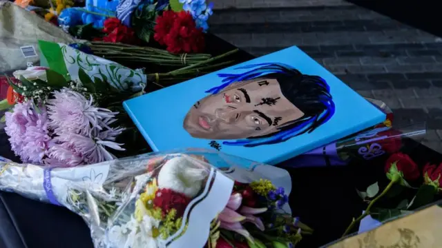 Un cuadro de XXXTentacion y flores