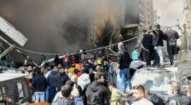 Людин на руїнах після обстрілу