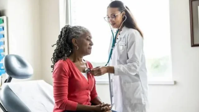 Aworan oṣiṣẹ eleto ilera to n ṣayẹwo fun agbalagba obinrin