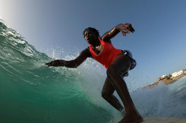Khadjou Sambe surfe dans l'océan