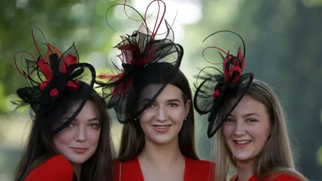 Девушки в шляпах