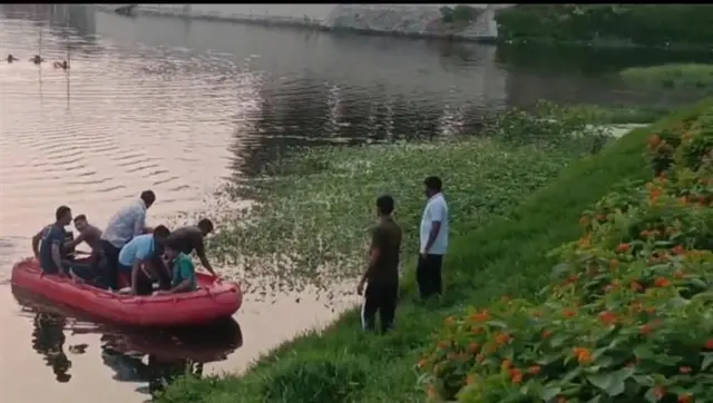 ફાયર વિભાગ દ્વારા ત્રણેય મૃતદેહને બહાર કાઢવામાં આવ્યા હતા.