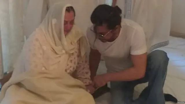 ਅਦਾਕਾਰ ਸ਼ਾਹਰੁਖ਼ ਖ਼ਾਨ ਉਨ੍ਹਾਂ ਦੀ ਪਤਨੀ ਨਾਲ ਦੁੱਖ਼ ਵਡਾਉਂਦੇ ਨਜ਼ਰ ਆਏ