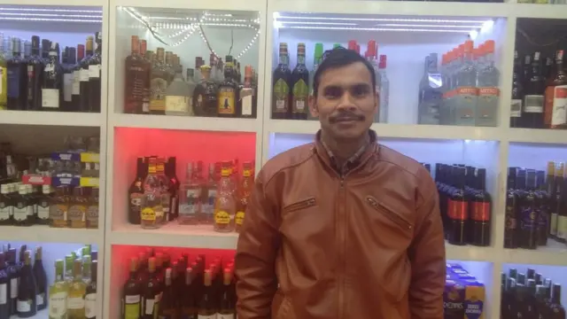 દારુની દુકાનમાં વ્યક્તિની તસવીર