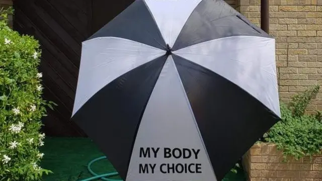 مظلة كتب عليها "جسدي هو اختياري"