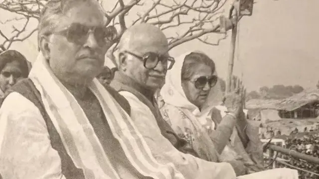 பாஜக தலைவர் லால்கிருஷ்ண அத்வானியிடன் விஜயராஜே சிந்தியா.