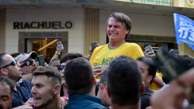 O candidato Jair Bolsonaro após golpe com faca