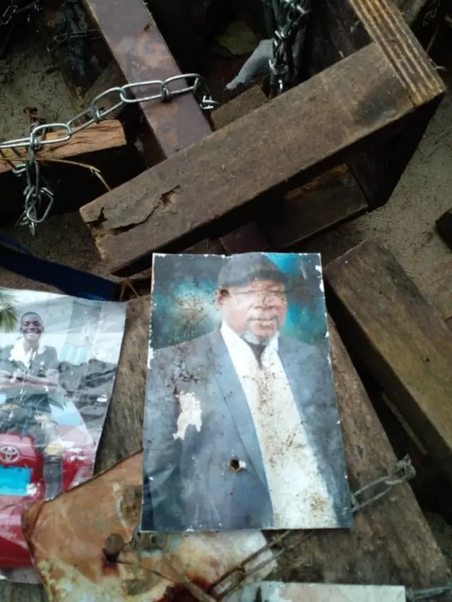 Fotos of some pipo dem find wey dem chain inside di house