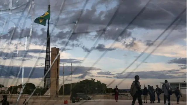 Vidraça quebrada, vista da Praça dos Três Poderessport galera bet bonusBrasília