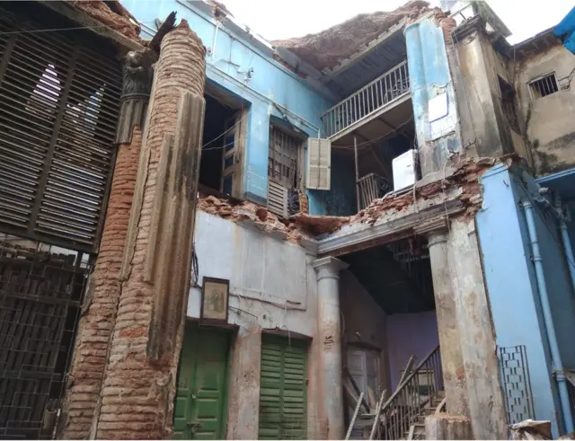 कोलकाता की जर्जर इमारत