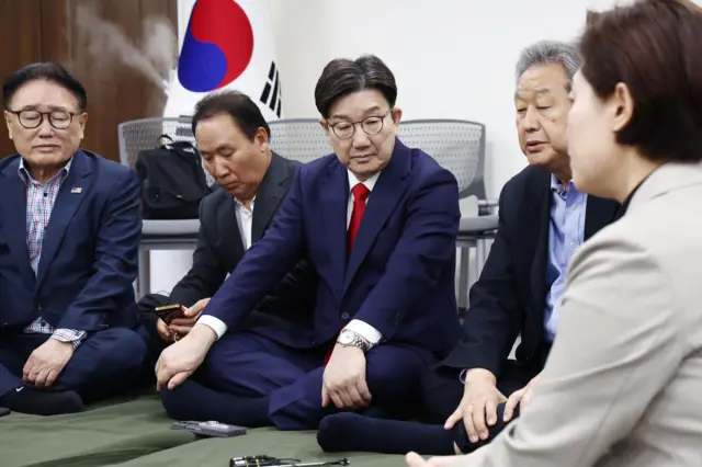 김문수 국민의힘 대통령 후보에게 단일화 약속을 촉구하며 무기한 단식에 돌입한 권성동 원내대표