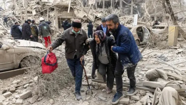 Awọn ọkunrin meji mu iya agba kan dani lori pangulutu ile ti wọn ju ado oloro si