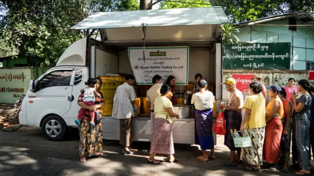 ဆီဝယ်ယူဖို့ တန်းစီစောင့်ဆိုင်နေကြတဲ့ မြင်ကွင်း (ပုံဟောင်း)