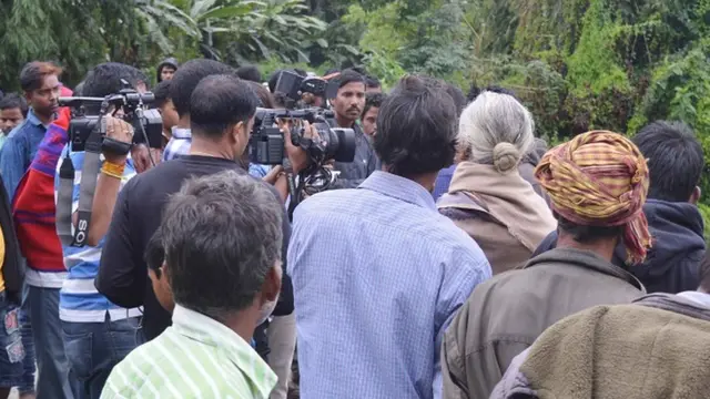 गांव में जुटे मीडियाकर्मी और स्थानीय लोग