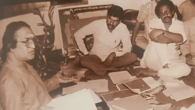 एनटीआर अपने बेटे दग्गूबती वैंकटेश्वर राव (बीच में) के साथ