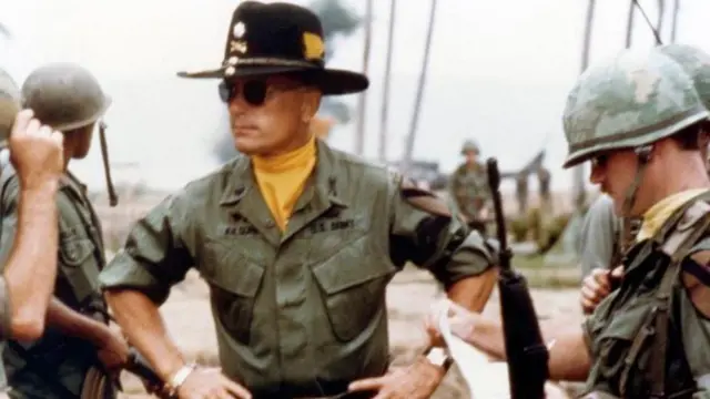 رابرت دووال (وسط) سر صحنه فیلمبرداری اینک آخرالزمان در سال ۱۹۷۹